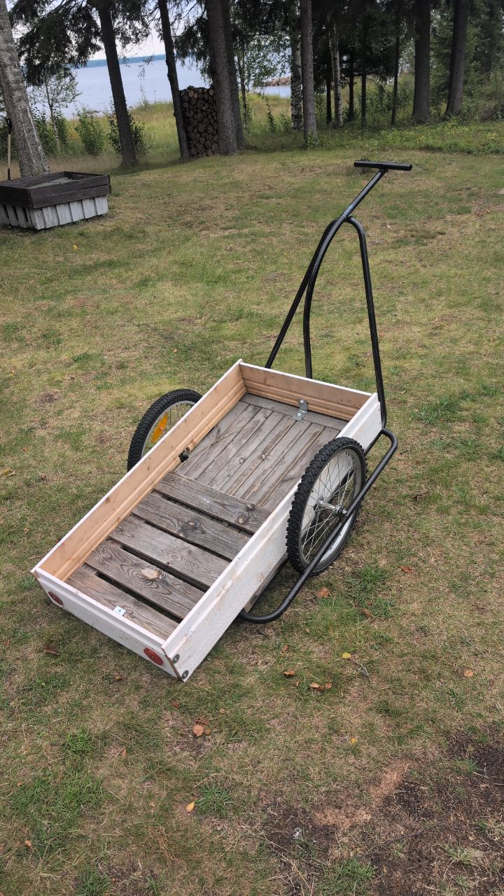 Handdragen kärra med trälåda och cykelhjul